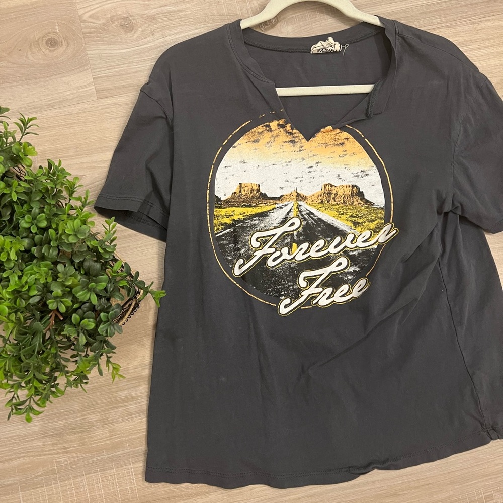 Forever Free Graphic Tee ❤️